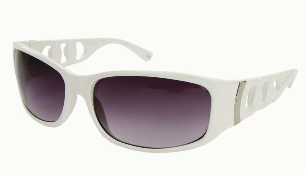 SPORTY: Brille med hull i stengene (kr 100, Lindex). SPORTY: Brille med hull i stengene (kr 100, Lindex).