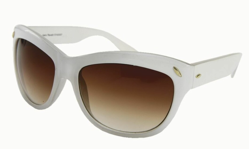I 50-TALLSSTIL: Katteformet brille (kr 200, Oasis). I 50-TALLSSTIL: Katteformet brille (kr 200, Oasis).