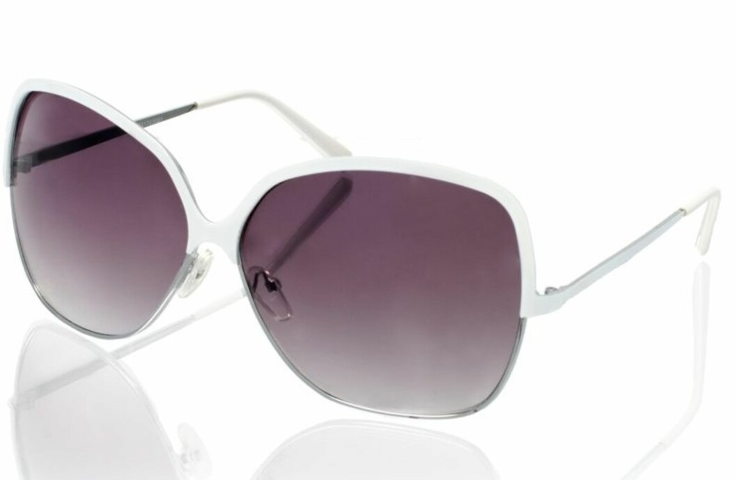 OVERSIZED: Stor brille med lilla glass (kr 110, Asos.com). OVERSIZED: Stor brille med lilla glass (kr 110, Asos.com).