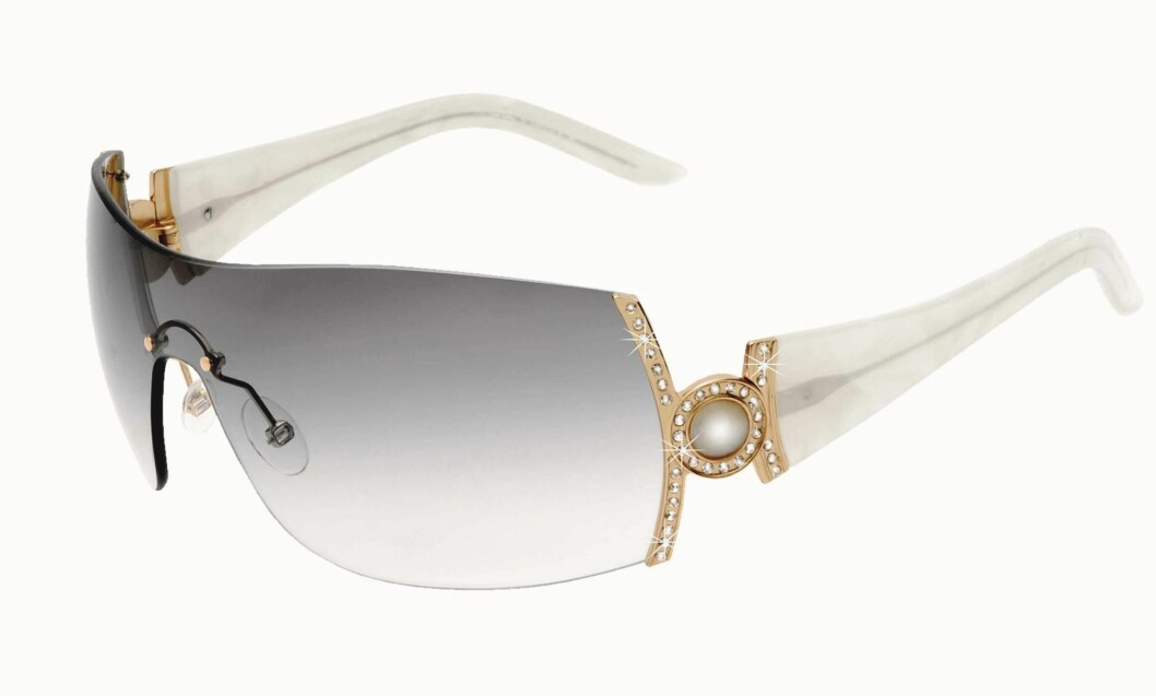 BLING BLING: Brille med gradert glass med dekorert stang (kr 1315, Pierre Cardin). BLING BLING: Brille med gradert glass med dekorert stang (kr 1315, Pierre Cardin).