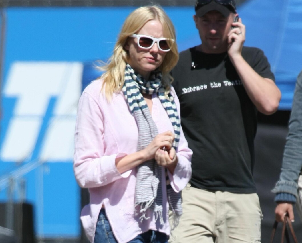 SLAGERBRILLEN FRA 80-TALLET: Naomi Watts myser mot Sydney-sola i små hvite solbriller. Foto: All Over Press SLAGERBRILLEN FRA 80-TALLET: Naomi Watts myser mot Sydney-sola i små hvite solbriller. Foto: All Over Press