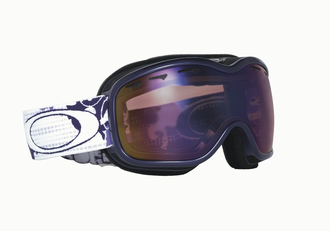 Oakleys nye alpinbriller er spesielt designet for kvinner som vil ha det beste når de glir nedover fjellsidene. 100 prosent UVA-, B- og C-beskyttelse, tåkeeliminator i dobbelt brilleglass med F3 anti-fog technology og andre funksjoner får selv James Bond til å bli grønn av misunnelse. Flere flotte farger og mønstre (fra kr 950 til 2195). Oakleys nye alpinbriller er spesielt designet for kvinner som vil ha det beste når de glir nedover fjellsidene. 100 prosent UVA-, B- og C-beskyttelse, tåkeeliminator i dobbelt brilleglass med F3 anti-fog technology og andre funksjoner får selv James Bond til å bli grønn av misunnelse. Flere flotte farger og mønstre (fra kr 950 til 2195).