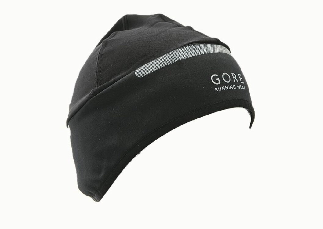 Vindtett og vanntett lue med refleksstriper (kr 250, Gore Running Wear). Vindtett og vanntett lue med refleksstriper (kr 250, Gore Running Wear).