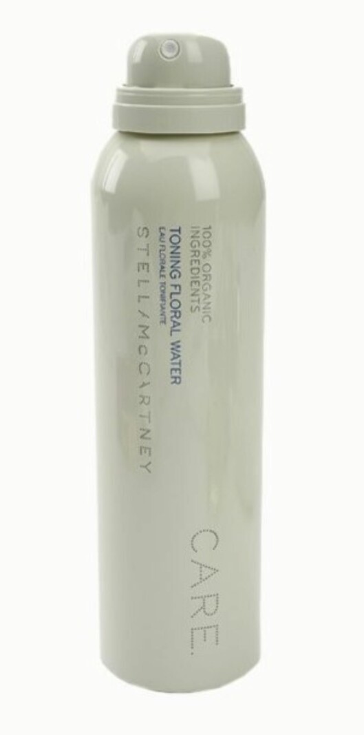 Designer Stella McCartney har lansert en økologisk hudpleieserie. Serien Care er fri for kjemiske konserveringsmidler. Beroligende blomstervann - Toning Floral Water (kr 295). Designer Stella McCartney har lansert en økologisk hudpleieserie. Serien Care er fri for kjemiske konserveringsmidler. Beroligende blomstervann - Toning Floral Water (kr 295).