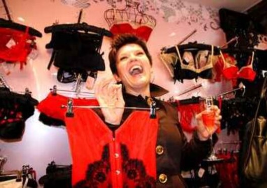 Sexy undertøy og rosa champagne er Agent Provocateurs varemerke. Her er KKs stylist Tone Skipa på åpningen av den første butikken i København i fjor. Sexy undertøy og rosa champagne er Agent Provocateurs varemerke. Her er KKs stylist Tone Skipa på åpningen av den første butikken i København i fjor.