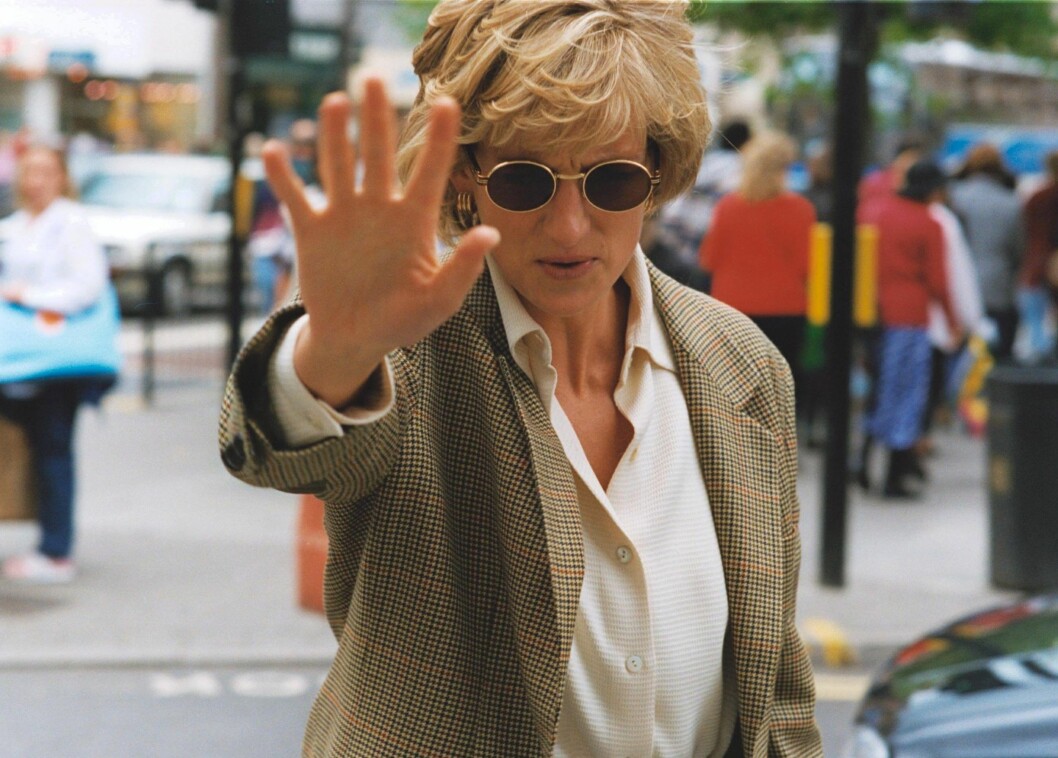 Prinsesse Diana delte ofte av privatlivet sitt med pressen. Og pressen virket umettelige på Diana-nyheter. Men av og til ønsket hun fred, som her i Kensington i 1996. Prinsesse Diana delte ofte av privatlivet sitt med pressen. Og pressen virket umettelige på Diana-nyheter. Men av og til ønsket hun fred, som her i Kensington i 1996.