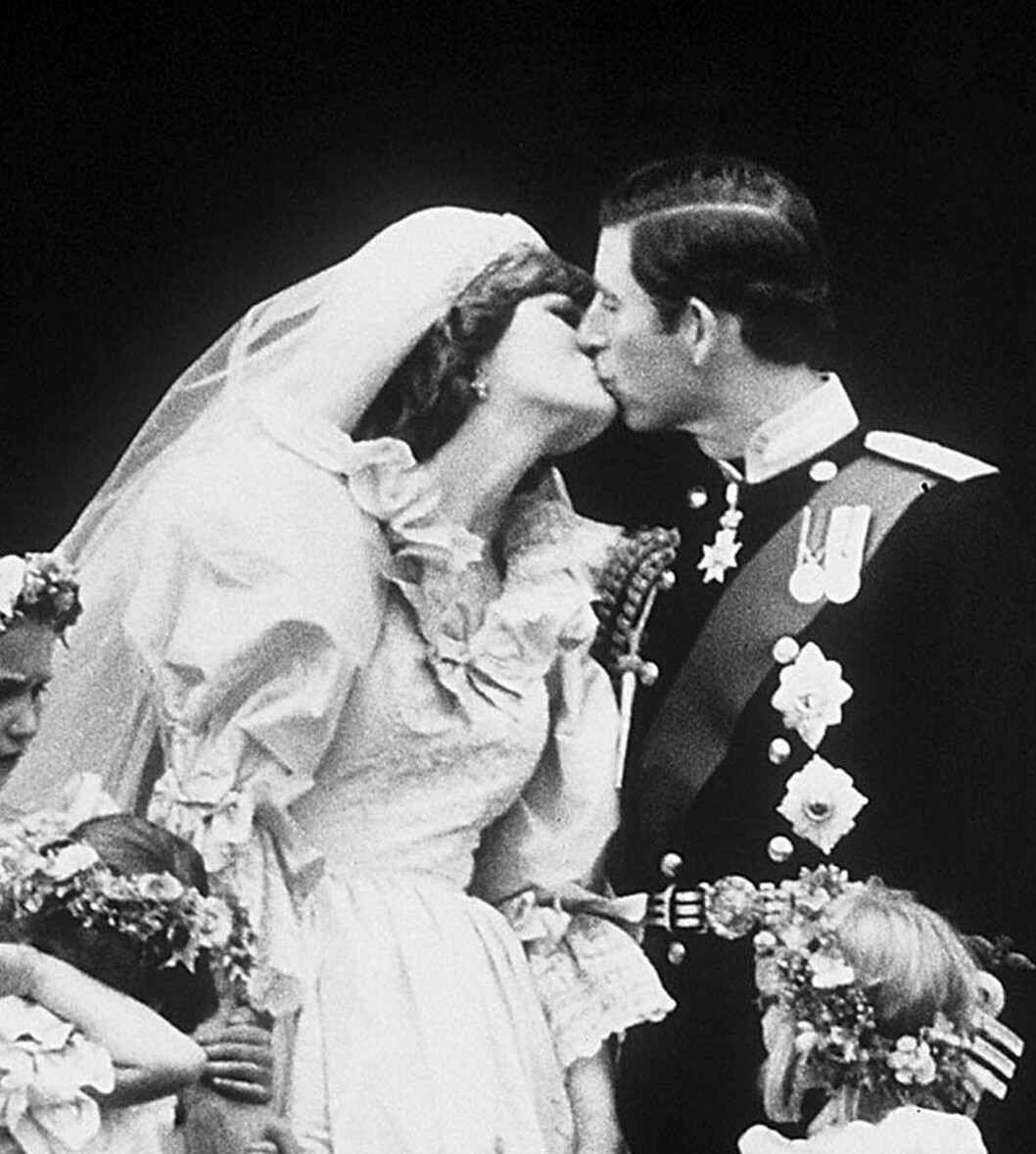 Diana, født Spencer, giftet seg med Charles i 1981. Diana var født inn i det britiske aristokratiet. Hun innfridde også etter sigende kongehusets øvrige krav om at Charles brud måtte være protestant og jomfru. Diana, født Spencer, giftet seg med Charles i 1981. Diana var født inn i det britiske aristokratiet. Hun innfridde også etter sigende kongehusets øvrige krav om at Charles brud måtte være protestant og jomfru.