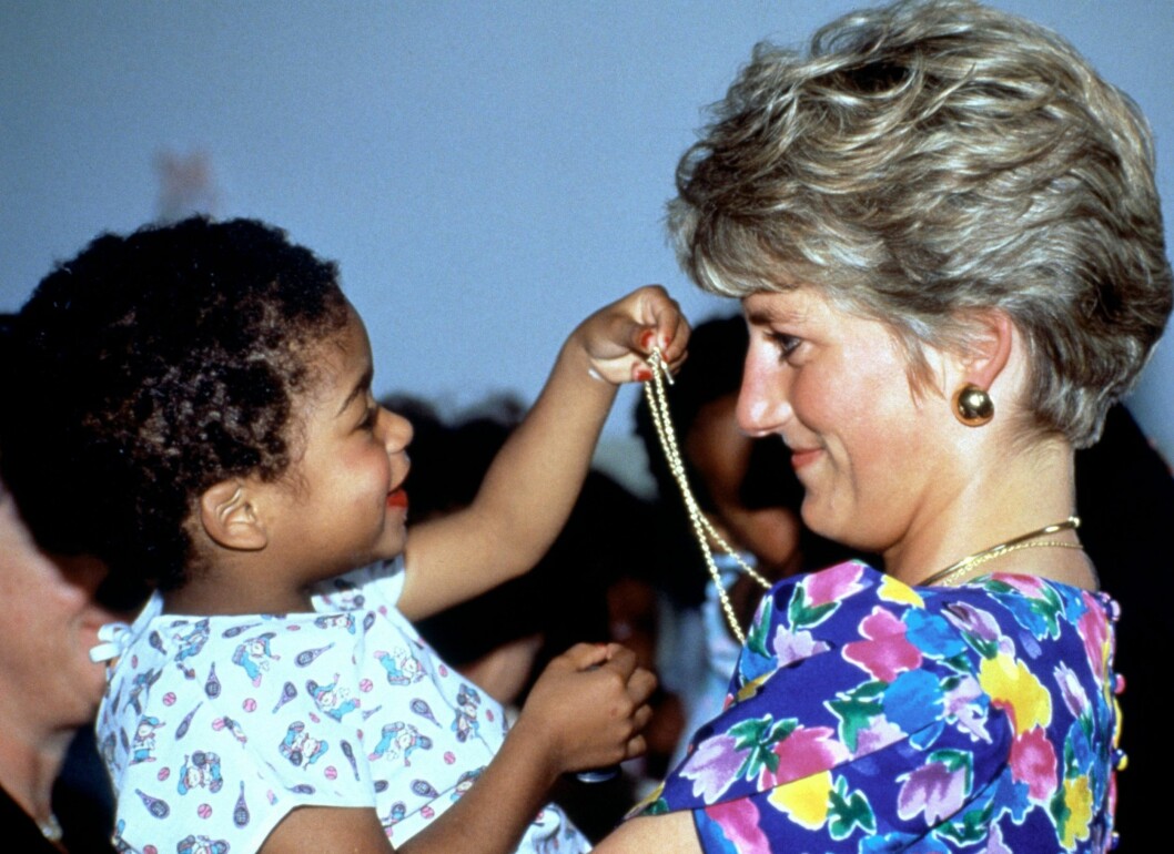 Her besøker Diana et hjem for AIDS-syke barn i Brasil i 1991. Prinsessen av Wales var den første celebriteten som lot seg avbilde med en hiv-positiv person. Dianas fikk ros for at hun tok til orde mot diskriminering av hiv-positive. Her besøker Diana et hjem for AIDS-syke barn i Brasil i 1991. Prinsessen av Wales var den første celebriteten som lot seg avbilde med en hiv-positiv person. Dianas fikk ros for at hun tok til orde mot diskriminering av hiv-positive.
