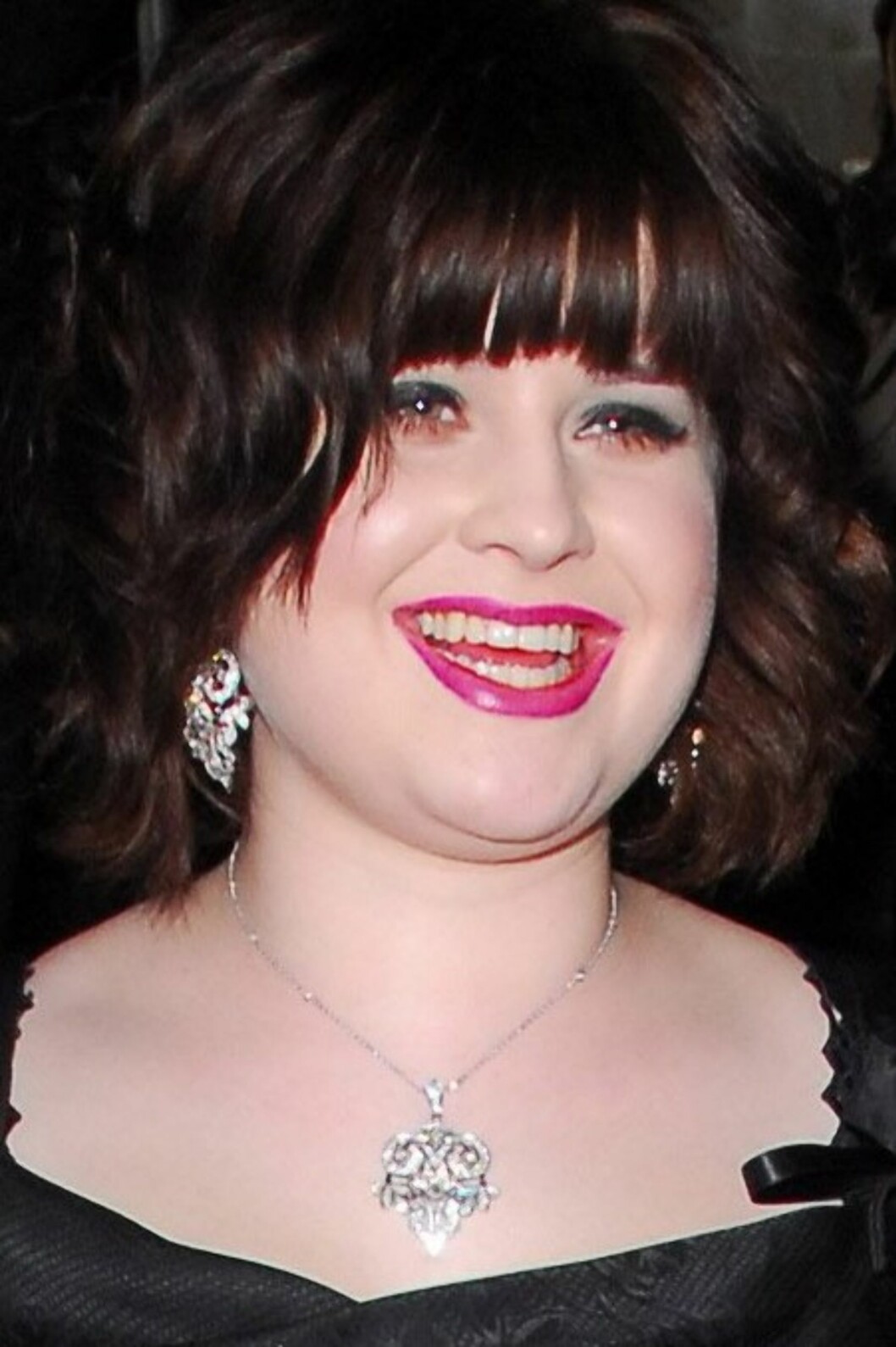 Kelly Osbourne er kledd til fest. Men har hun lånt sin mor Sharons leppestift, tro? En forbløffende forandring til det verre i forhold til slik hun fremstår på teaterscenen. Kelly Osbourne er kledd til fest. Men har hun lånt sin mor Sharons leppestift, tro? En forbløffende forandring til det verre i forhold til slik hun fremstår på teaterscenen.