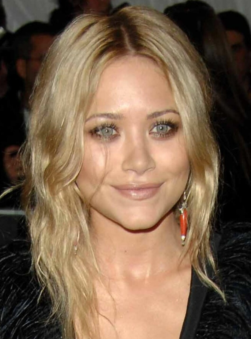 Skuespillertvilling og trendikon Mary Kate Olsen ankom galla på Metropolitan Museum of Art utkledd som levende lik. Skuespillertvilling og trendikon Mary Kate Olsen ankom galla på Metropolitan Museum of Art utkledd som levende lik.