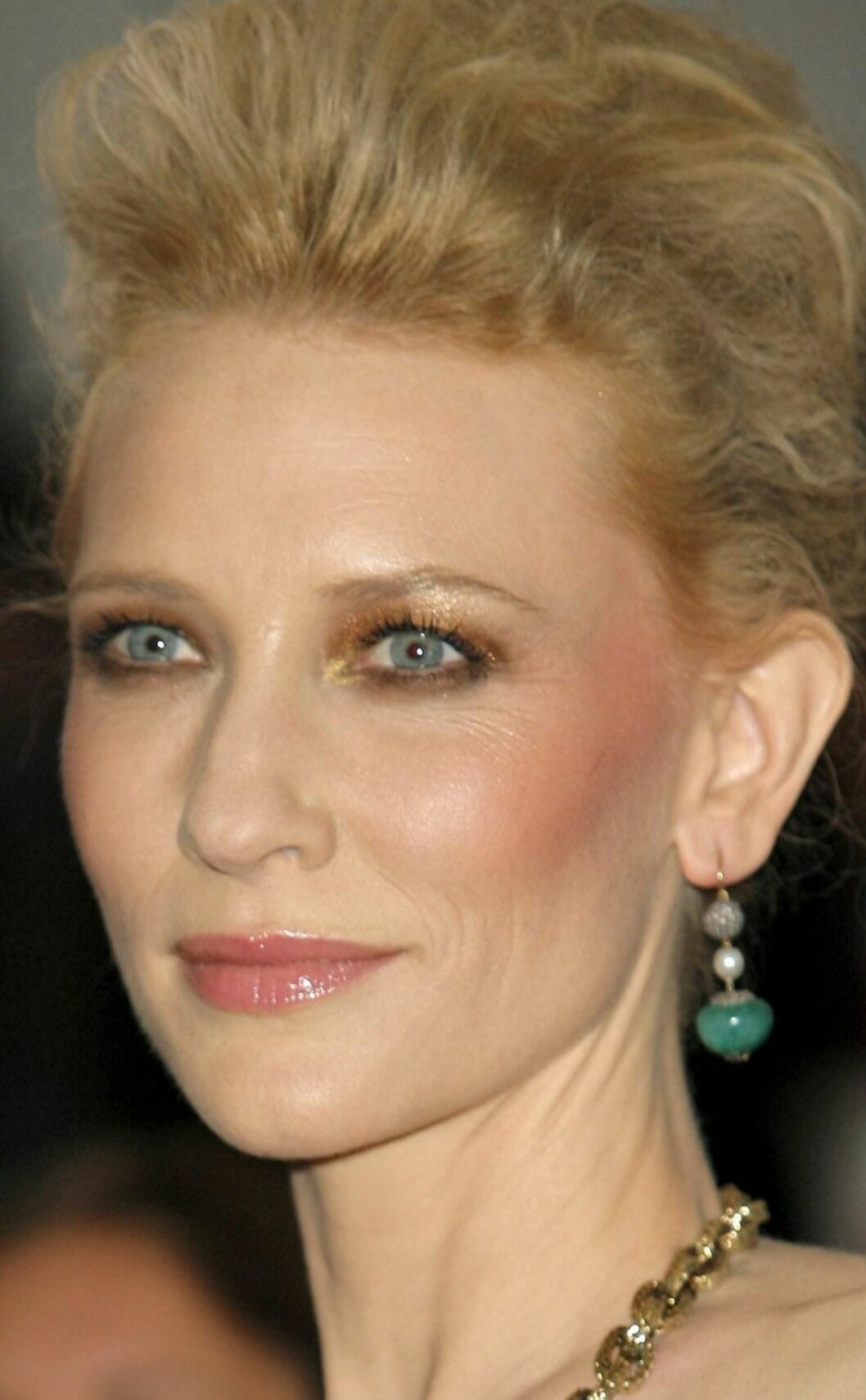Den vanligvis så stilsikre skuespilleren Cate Blanchett synes det er supert med gulgrønn øyeskygge. Eller har hun blitt angrepet av gulsott? Vi er ikke helt sikre. Den vanligvis så stilsikre skuespilleren Cate Blanchett synes det er supert med gulgrønn øyeskygge. Eller har hun blitt angrepet av gulsott? Vi er ikke helt sikre.