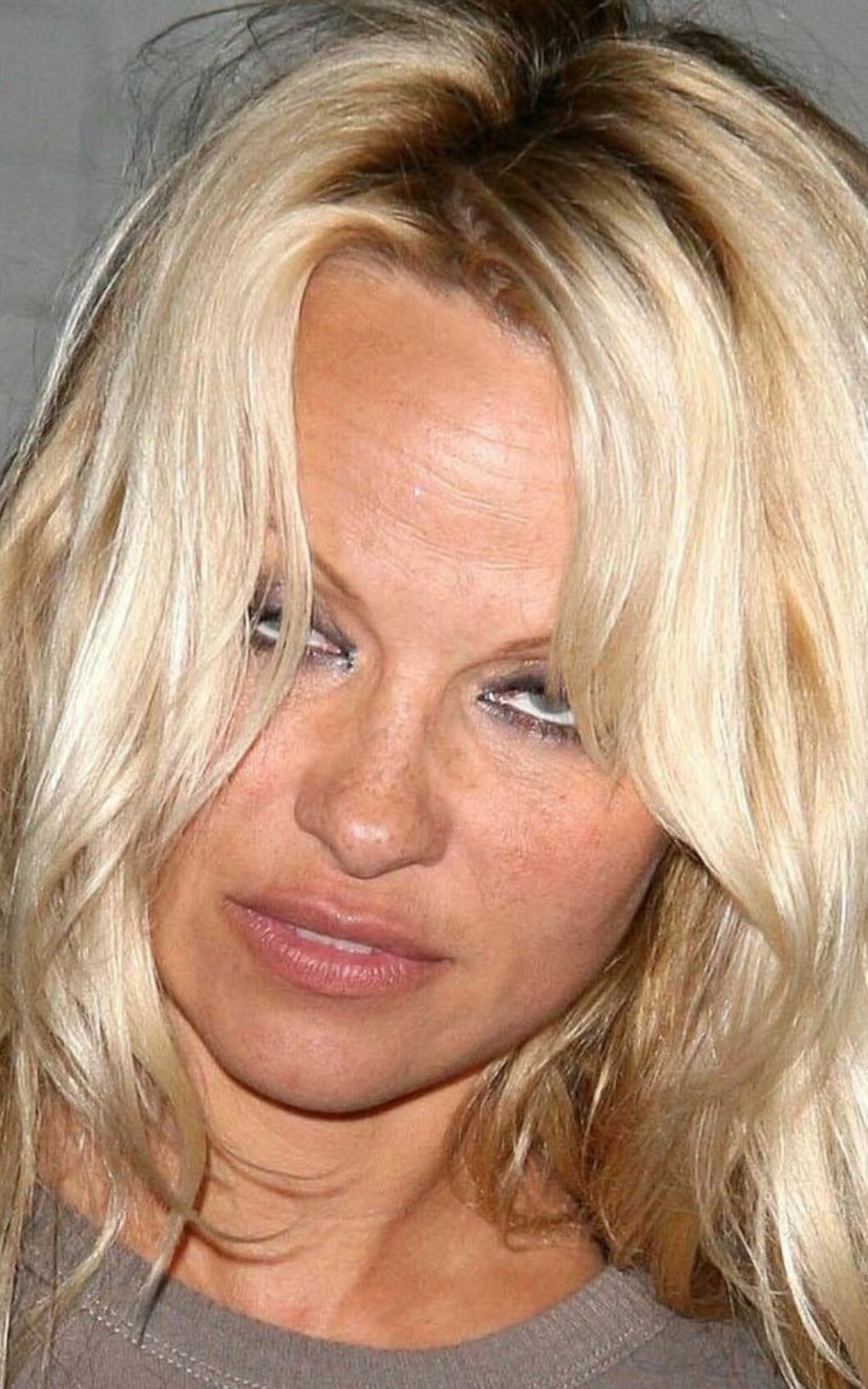Sminken fra i går holder en dag til, synes skuespiller Pamela Anderson å mene. Sminken fra i går holder en dag til, synes skuespiller Pamela Anderson å mene.