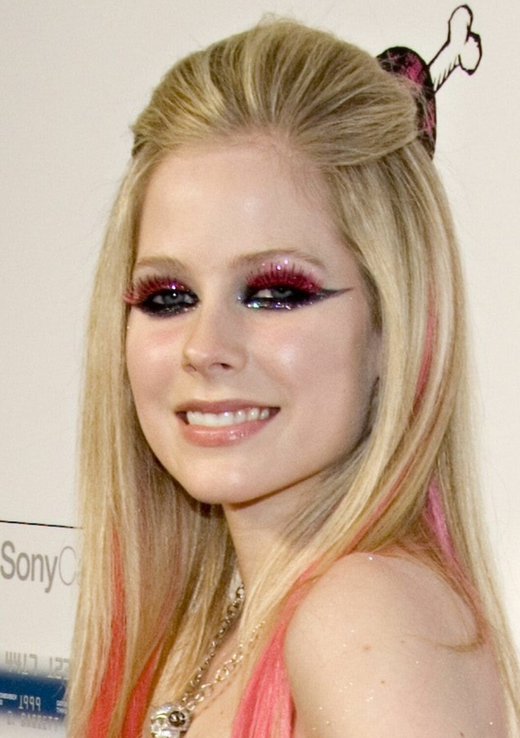 Pop-prinsesse Avril Lavigne stilte til sin egen platelansering med en noe ellevill øyesminke. Pop-prinsesse Avril Lavigne stilte til sin egen platelansering med en noe ellevill øyesminke.