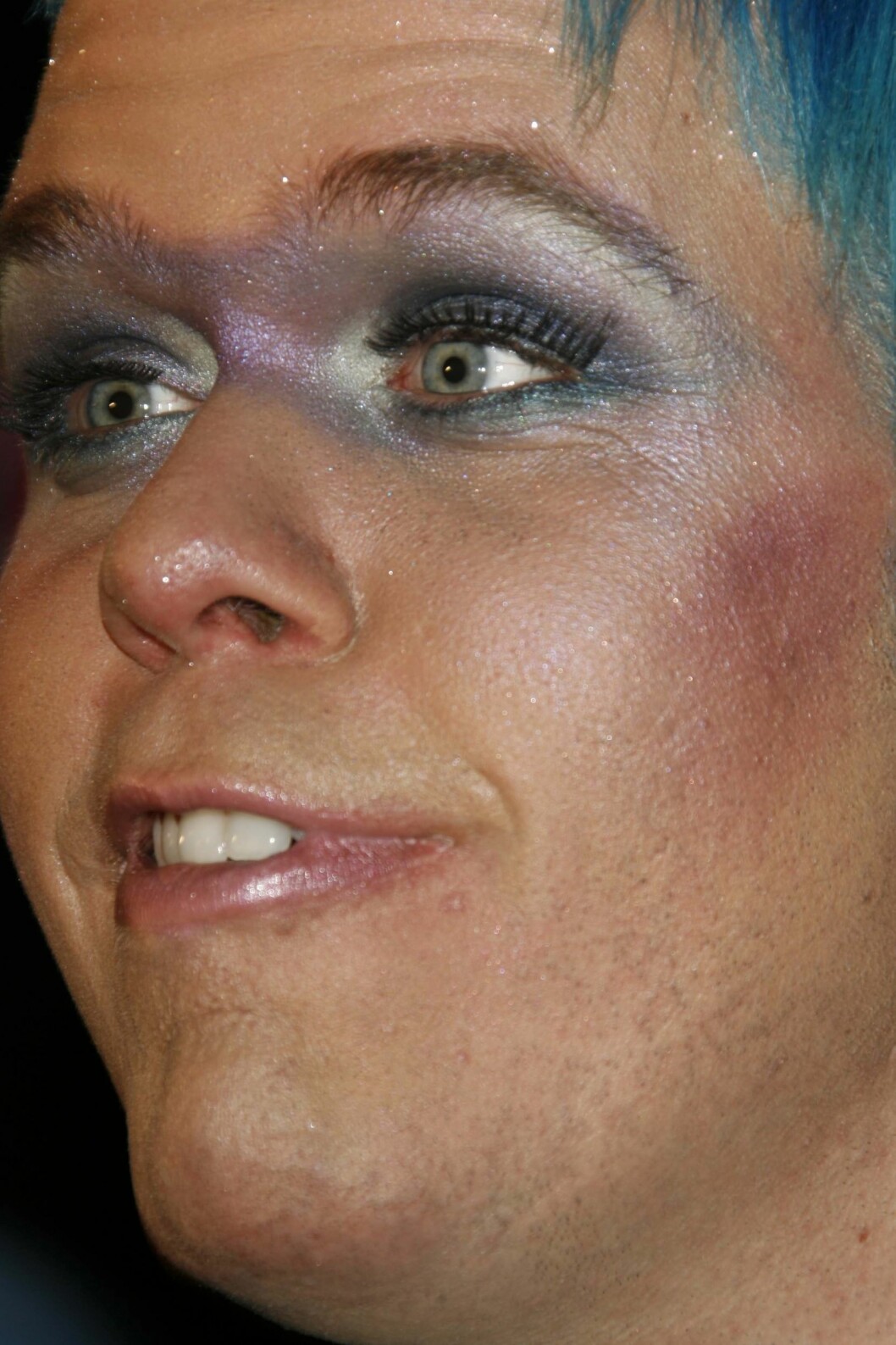 Metallisk sminke er trendy, har kjendisbloggeren Perez Hilton plukket opp. Særlig mellom øynene, og særlig på menn. Metallisk sminke er trendy, har kjendisbloggeren Perez Hilton plukket opp. Særlig mellom øynene, og særlig på menn.