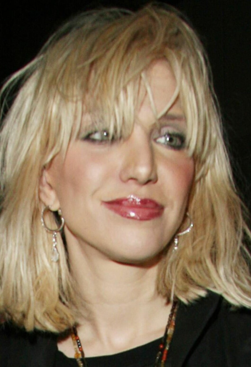 Courtney Love holder som vanlig stilen. Litt for mye av alt, bortsett fra mat den siste tiden. Courtney Love holder som vanlig stilen. Litt for mye av alt, bortsett fra mat den siste tiden.