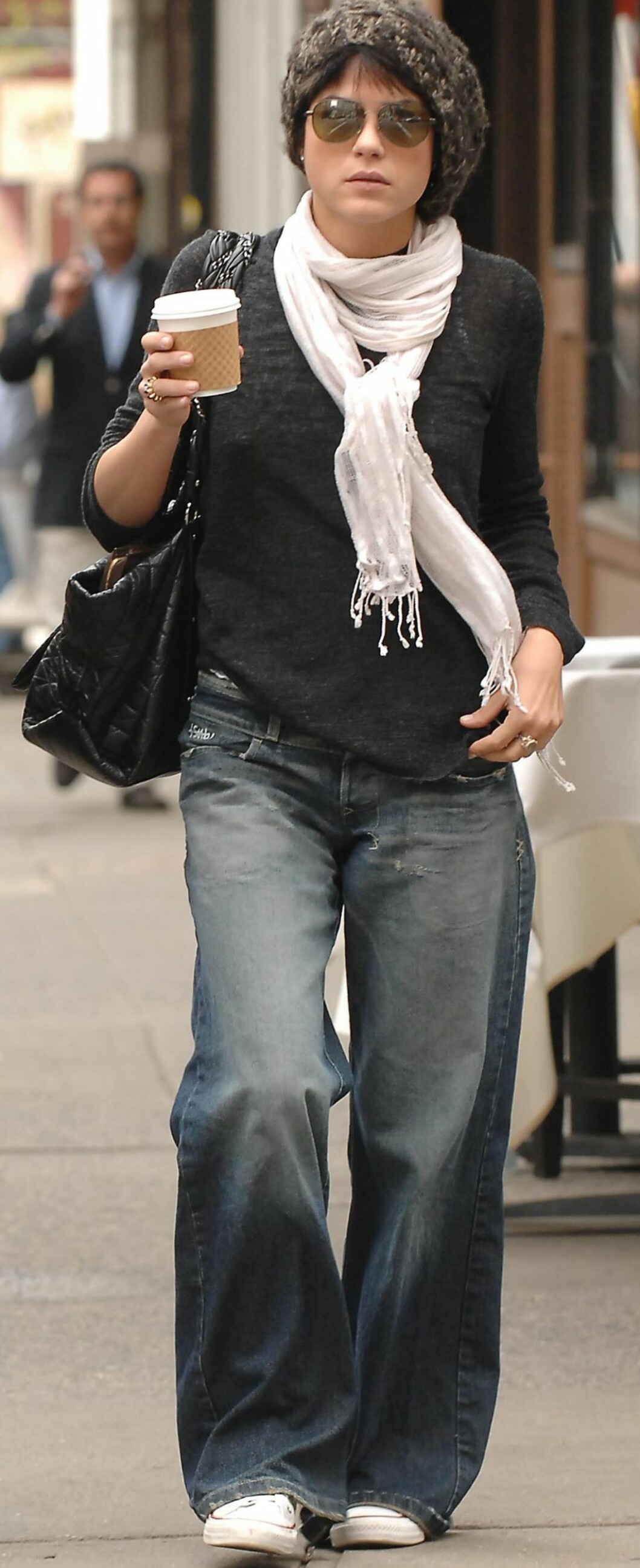 Skuespiller Selma Blair, kjent fra filmer som «Legally Blonde» og «Cruel Intentions» går rundt i Soho med en slitt, vid jeans med sleng. Skuespiller Selma Blair, kjent fra filmer som «Legally Blonde» og «Cruel Intentions» går rundt i Soho med en slitt, vid jeans med sleng.