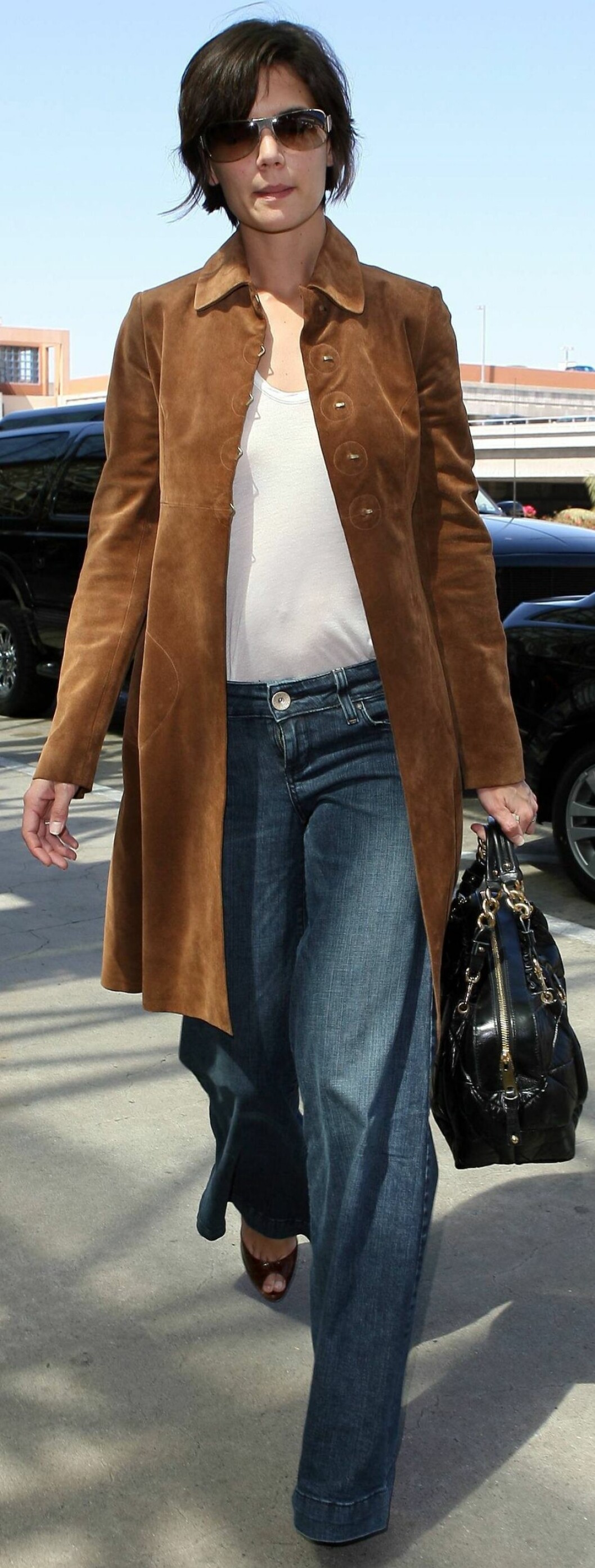 Katie Holmes bruker sine romslige jeans til sandaler med høye hæler. Katie Holmes bruker sine romslige jeans til sandaler med høye hæler.