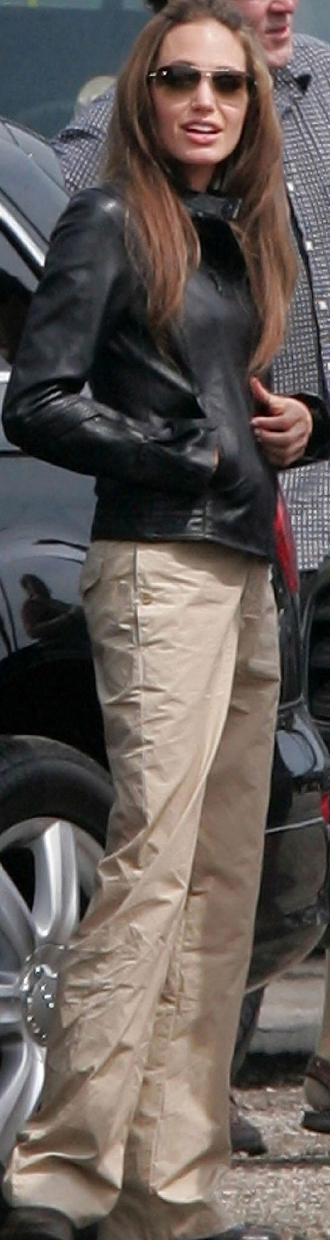 Angelina Jolie går for sandfargede chinos-inspirerte bukser. Angelina Jolie går for sandfargede chinos-inspirerte bukser.