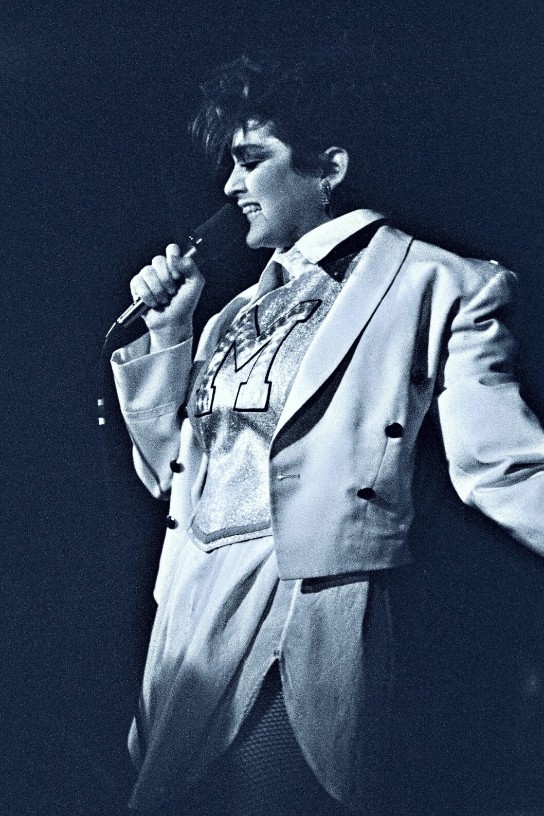 Det er ikke en Elvis-parodi, det er derimot Madonna, frontfigur i bandet Breakfast Club, som hun spilte med på midten av 80-tallet. Madonna begynte sin karriere som trommis i Breakfast Club. Det er ikke en Elvis-parodi, det er derimot Madonna, frontfigur i bandet Breakfast Club, som hun spilte med på midten av 80-tallet. Madonna begynte sin karriere som trommis i Breakfast Club.