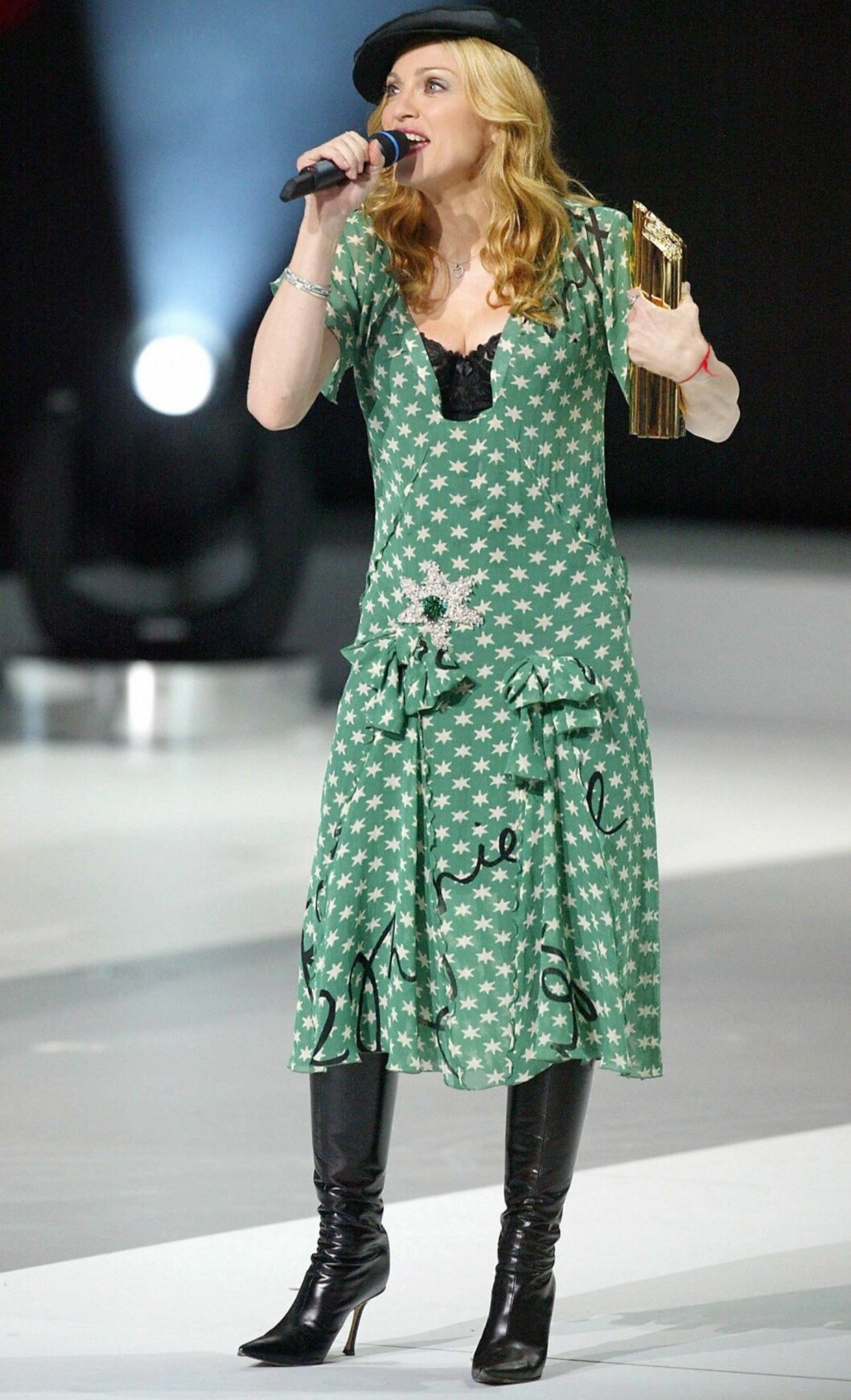 Madonna i dydig pariser-stil under NRJ Music Awards i Frankrike. Madonna i dydig pariser-stil under NRJ Music Awards i Frankrike.