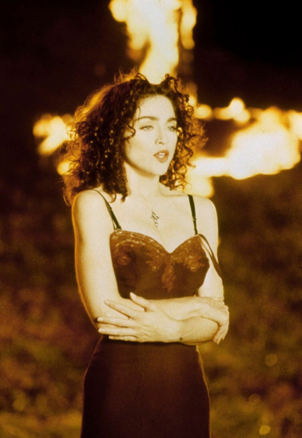 Madonna stilte med mørkt hår i den kontrovesielle musikkvideoen «Like a Prayer» fra 1989. Madonna stilte med mørkt hår i den kontrovesielle musikkvideoen «Like a Prayer» fra 1989.