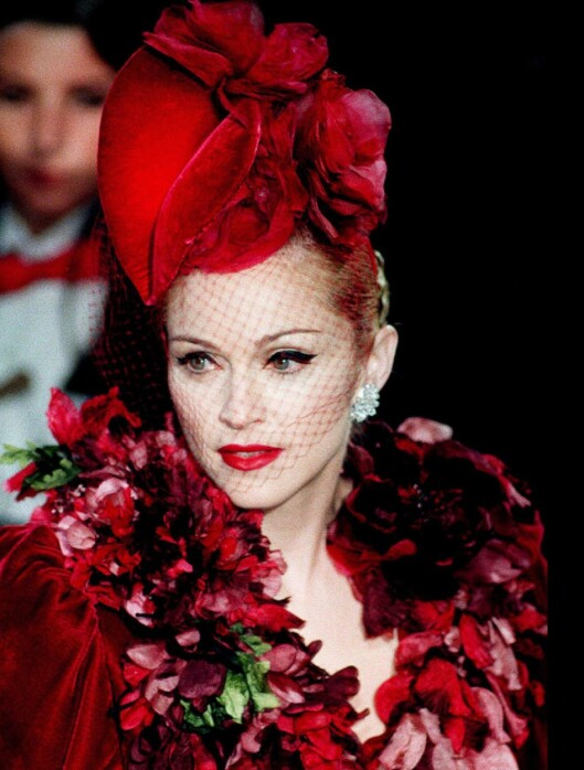 Madonna holdt den overdådige 40-tallstilen under premieren på filmen «Evita». Madonna holdt den overdådige 40-tallstilen under premieren på filmen «Evita».