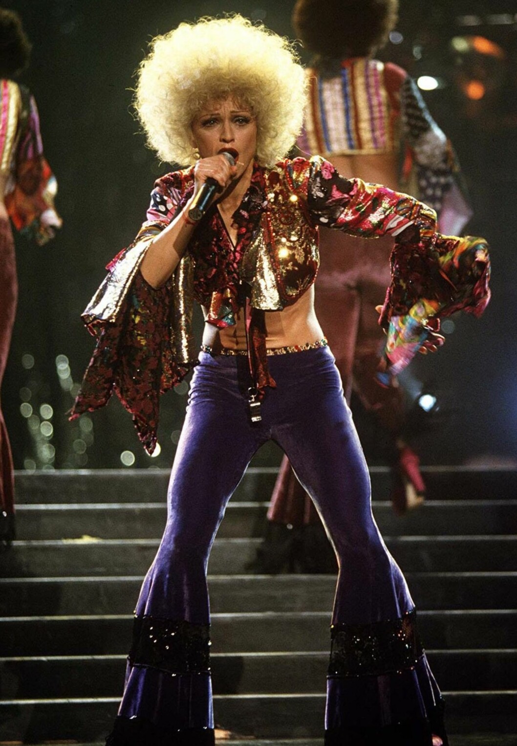 Madonna i slengbukser og afrofrisyre under «Girlie Show Tour» i 1993. Madonna i slengbukser og afrofrisyre under «Girlie Show Tour» i 1993.