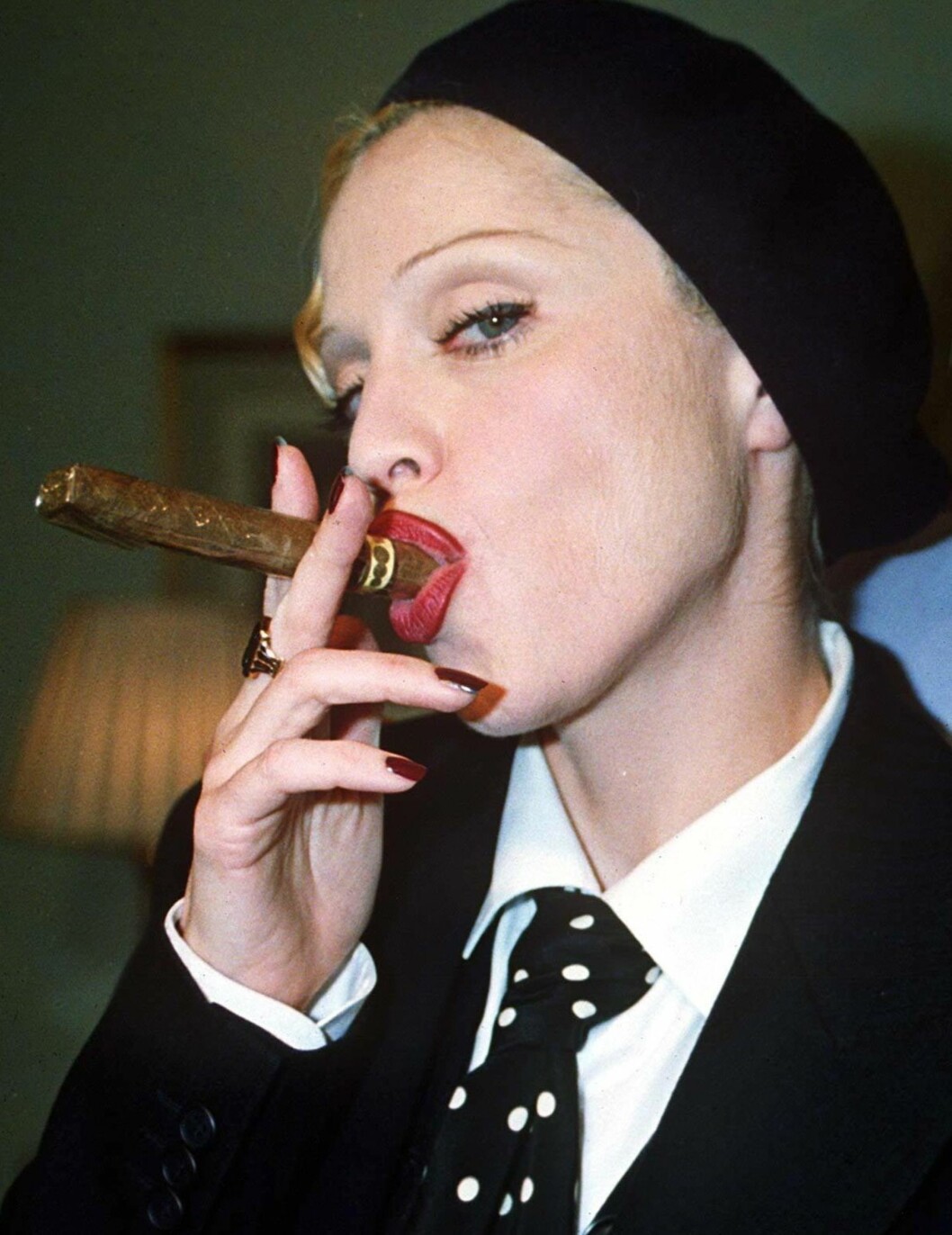 Madonna poserer med sigar på Hyde Park Hotel i London, 1992. Madonna poserer med sigar på Hyde Park Hotel i London, 1992.