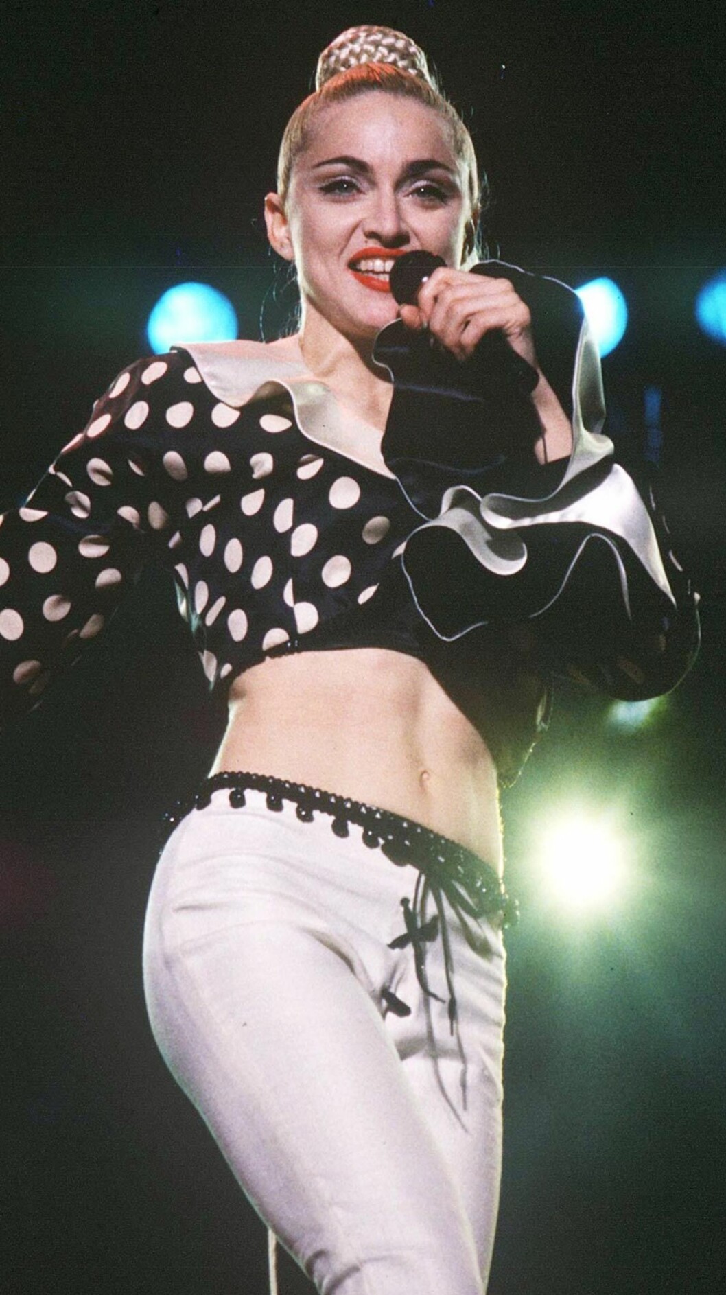 Den oppsatte frisyren var i en periode Madonnas varemerke. Her er hun fotgrafert under en konsert i Japan, 1990. Den oppsatte frisyren var i en periode Madonnas varemerke. Her er hun fotgrafert under en konsert i Japan, 1990.