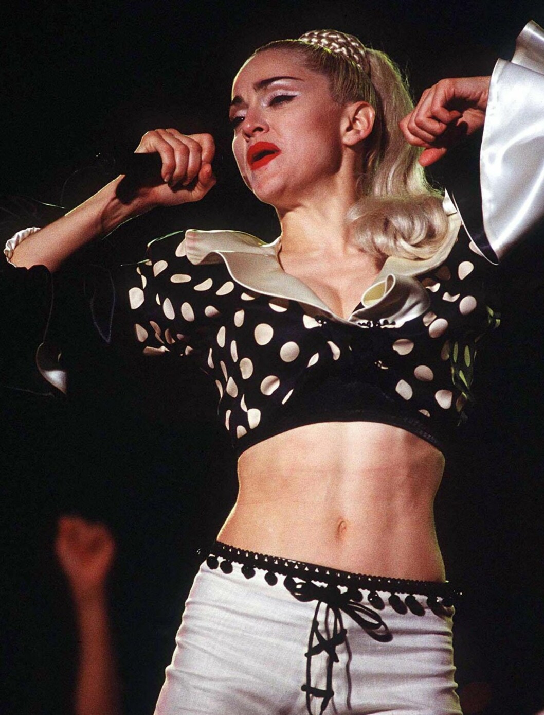 Polkadot-bluse og hvite bukser under «Blond Ambition World Tour». Polkadot-bluse og hvite bukser under «Blond Ambition World Tour».