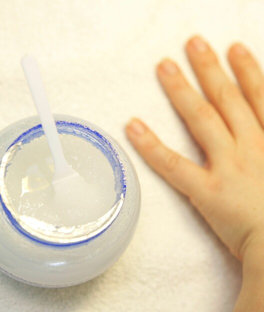 Peeling med salter fra Dødehavet er noe av det aller beste med spa-manikyr. Peeling med salter fra Dødehavet er noe av det aller beste med spa-manikyr.