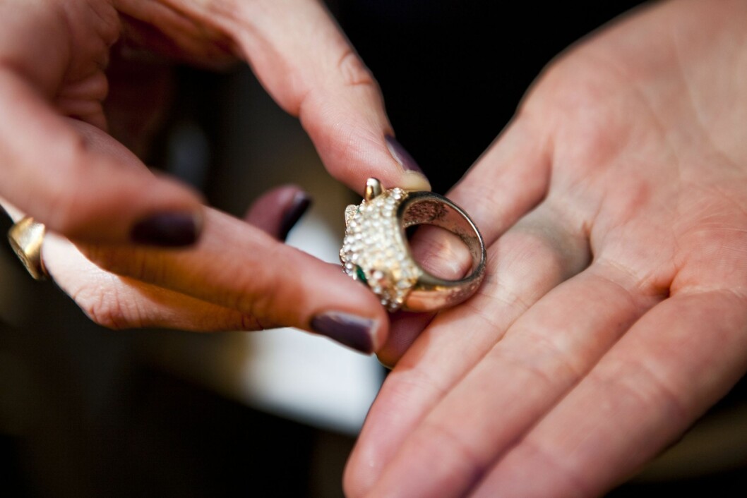 <strong>GIFTSTOFFER:</strong> En tidligere amerikansk studie har avdekket at uekte bijouteri, som for eksempel denne ringen, kan inneholde giftstoffer som bly, kadmium og kvikksølv. Foto: Per Ervland <strong>GIFTSTOFFER:</strong> En tidligere amerikansk studie har avdekket at uekte bijouteri, som for eksempel denne ringen, kan inneholde giftstoffer som bly, kadmium og kvikksølv. Foto: Per Ervland