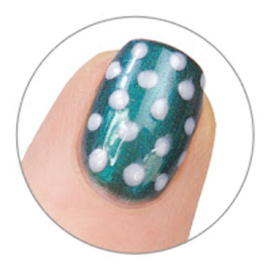 <strong>PRIKKER:</strong> Polkadotneglelakk er en morsom måte å variere manikyren på. Foto: zoyanailpolish.blogspot.no <strong>PRIKKER:</strong> Polkadotneglelakk er en morsom måte å variere manikyren på. Foto: zoyanailpolish.blogspot.no