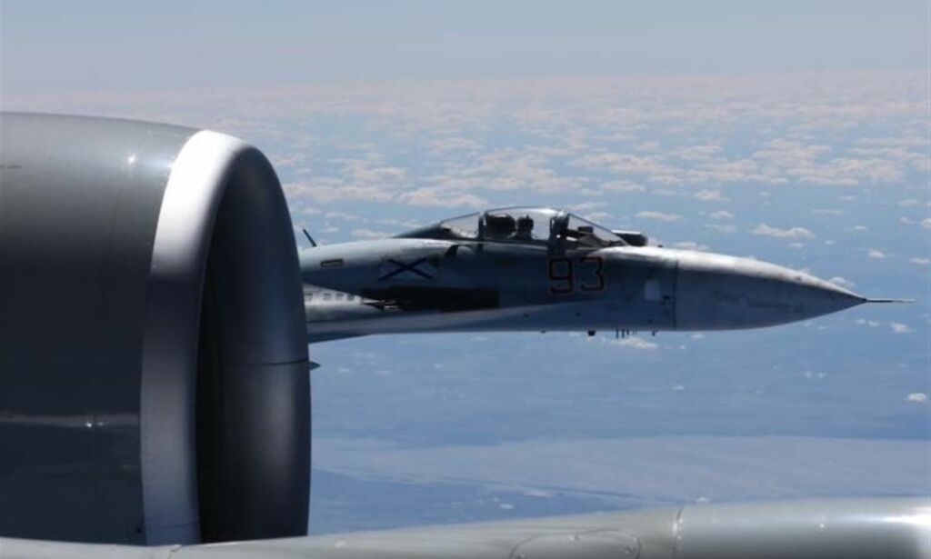 image: Dramatiske nye bilder: Så nær det amerikanske flyet at den russiske piloten er synlig i cockpit