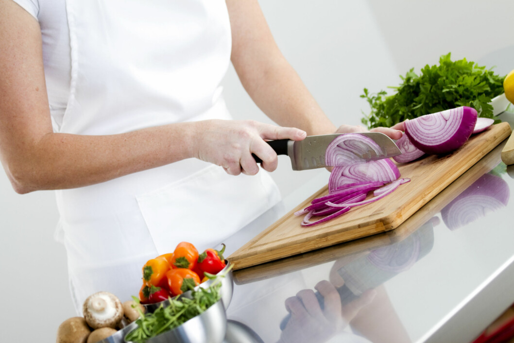 <strong>KJØL NED FØRST:</strong> Ett godt tips til når du skal skjære opp løk, er å kjøle den ned først. Foto: Getty Images/iStockphoto <strong>KJØL NED FØRST:</strong> Ett godt tips til når du skal skjære opp løk, er å kjøle den ned først. Foto: Getty Images/iStockphoto