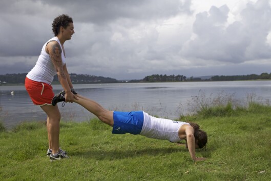 TRILLEBÅR MED PUSHUPS: Gå trillebår og ta push-ups mellom annenhvert skritt. TRILLEBÅR MED PUSHUPS: Gå trillebår og ta push-ups mellom annenhvert skritt.