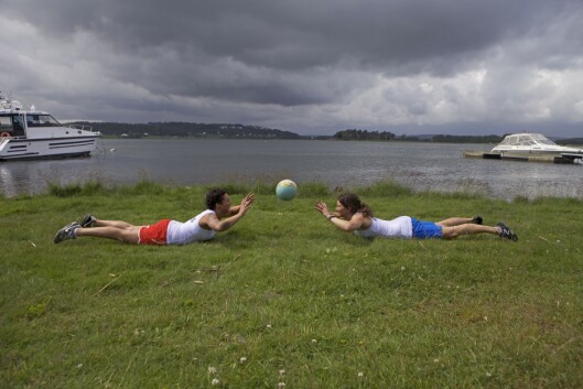RYGGSTREKKERE: Ligg på magen med hodet mot hverandre, løft opp brystet og kikk opp fra gulv/bakke. Bruk gjerne ball for å gjøre øvelsen tyngre. RYGGSTREKKERE: Ligg på magen med hodet mot hverandre, løft opp brystet og kikk opp fra gulv/bakke. Bruk gjerne ball for å gjøre øvelsen tyngre.