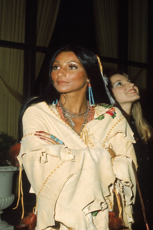 PONCHOEN I 1973: La deg inspirere av hippie-ponchoen til artisten og skuespilleren Cher - som her på premieren til Last Tango in Paris i 1973 - og legg merke til alle de lekre smykkene hun styler den med. Foto: All Over Press PONCHOEN I 1973: La deg inspirere av hippie-ponchoen til artisten og skuespilleren Cher - som her på premieren til Last Tango in Paris i 1973 - og legg merke til alle de lekre smykkene hun styler den med. Foto: All Over Press