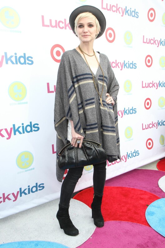 ULLPONCHO MED GLIDELÅS: Popstjerne Ashlee Simpson styler ponchoen med hatt, gullsmykker, svart neglelakk, store ringer, trange rocka jeans og skoletter. Foto: All Over Press ULLPONCHO MED GLIDELÅS: Popstjerne Ashlee Simpson styler ponchoen med hatt, gullsmykker, svart neglelakk, store ringer, trange rocka jeans og skoletter. Foto: All Over Press
