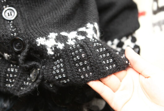 <strong>PERLER:</strong> Tine Solheim mikser tradisjonelle mønstre med perler. Foto: Per Ervland <strong>PERLER:</strong> Tine Solheim mikser tradisjonelle mønstre med perler. Foto: Per Ervland