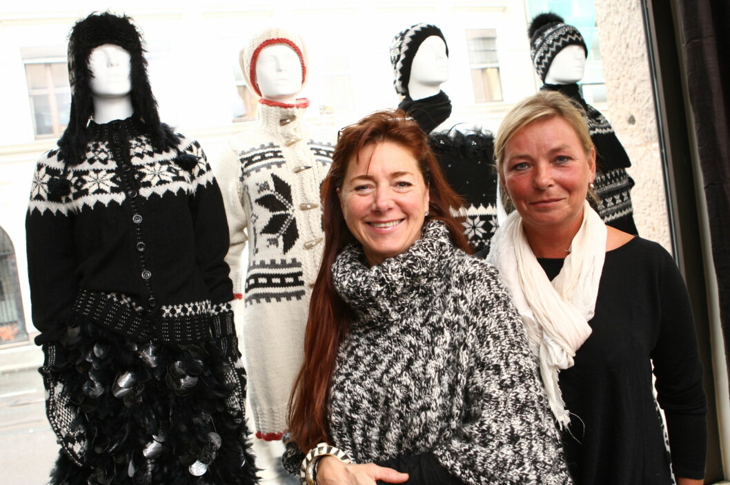 <strong>NORSK ARV:</strong> Designer Tine Solheim og prosjektleder Kjersti Hamre fra Heimen foran strikkeplagg designet av Solheim. Foto: Per Ervland <strong>NORSK ARV:</strong> Designer Tine Solheim og prosjektleder Kjersti Hamre fra Heimen foran strikkeplagg designet av Solheim. Foto: Per Ervland