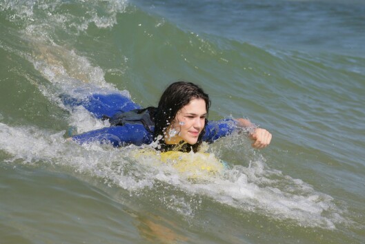 SURFING: Når du surfer bruker du kjernemuskulaturen og får både strammere mage, lår og armer. SURFING: Når du surfer bruker du kjernemuskulaturen og får både strammere mage, lår og armer.