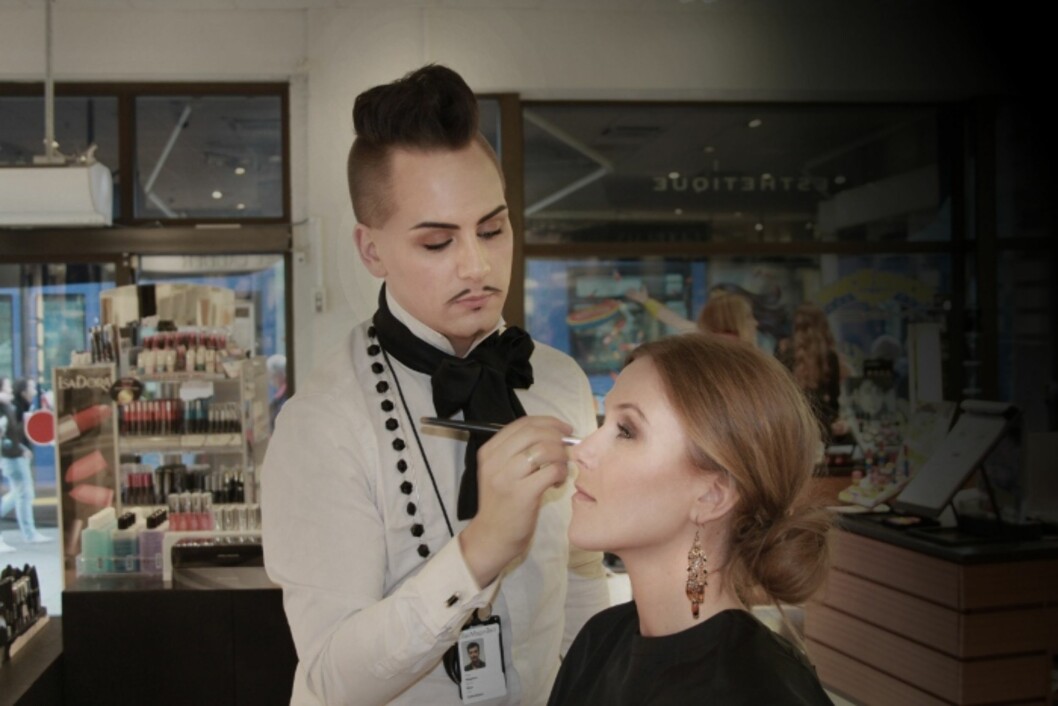SMINKEEKSPERT: Ansvarlig makeupsrtist i IsaDora, Stephan Øien, i aksjon. Foto: isadora.blogg.no SMINKEEKSPERT: Ansvarlig makeupsrtist i IsaDora, Stephan Øien, i aksjon. Foto: isadora.blogg.no
