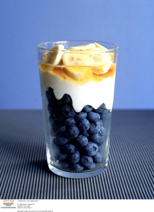 SØTT OG GODT: Blåbær, bananer, yoghurt og litt honning - en supersunn dessert! Foto: Colourbox SØTT OG GODT: Blåbær, bananer, yoghurt og litt honning - en supersunn dessert! Foto: Colourbox