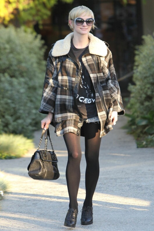 FRYNSETE SHORTS: Popsanger og realitykjendis Ashlee Simpson i store runde solbriller, rutet cape med ullkrage, løssittende svart t-skjorte med trykk og korte denimshorts med slitte detaljer. Foto: All Over Press FRYNSETE SHORTS: Popsanger og realitykjendis Ashlee Simpson i store runde solbriller, rutet cape med ullkrage, løssittende svart t-skjorte med trykk og korte denimshorts med slitte detaljer. Foto: All Over Press