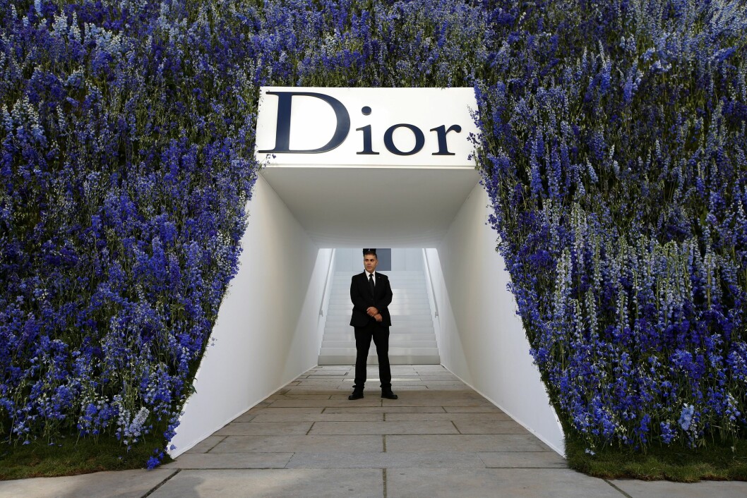 DIOR: Slik så inngangspartiet ut til Diors visning for vår/sommer 2016. Foto: Epa DIOR: Slik så inngangspartiet ut til Diors visning for vår/sommer 2016. Foto: Epa