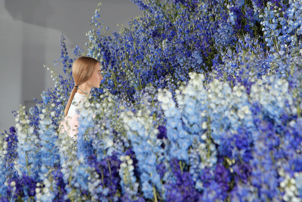 DIOR: Lokalet var omringet av vårlige blomster. Foto: Ap DIOR: Lokalet var omringet av vårlige blomster. Foto: Ap