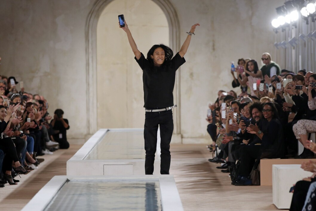 BALENCIAGA: Alexander Wang (avbildet) hadde sin siste visning for Balenciaga. Han avsluttet sin tid hos dem ved å løpe rundt og ta bilder med gjestene. Foto: Afp BALENCIAGA: Alexander Wang (avbildet) hadde sin siste visning for Balenciaga. Han avsluttet sin tid hos dem ved å løpe rundt og ta bilder med gjestene. Foto: Afp