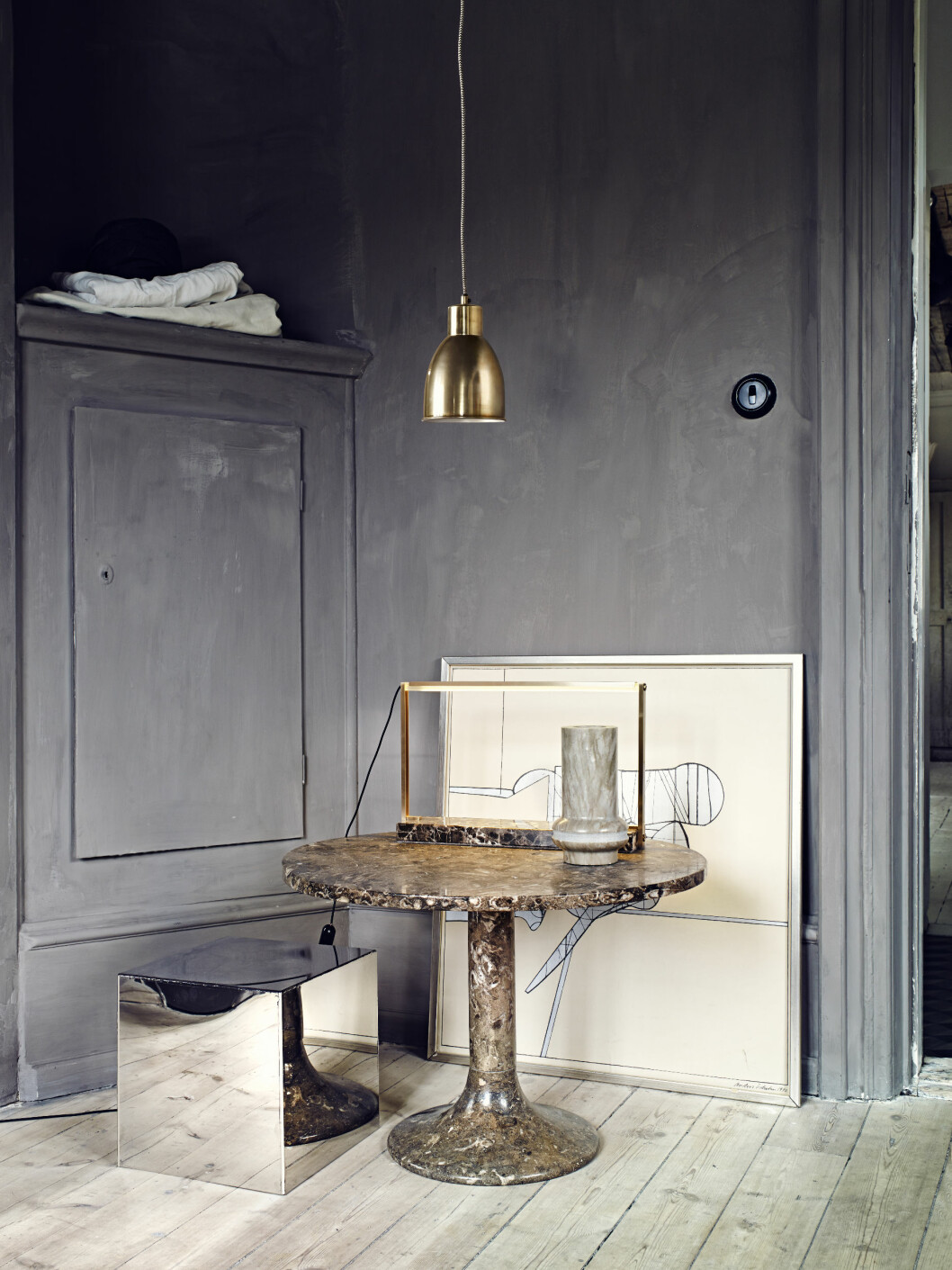MARIE SECCO: Tips: Tenk gjenstander som skinner mot matt maling!Antikt marmorbord er fra Milano. Gullampe i taket (butikenhoganas. com), marmorlampe (sacrecoeur.dk), kubebord i metall (moinredning.com). Foto: Sara Svenningsrud MARIE SECCO: Tips: Tenk gjenstander som skinner mot matt maling!Antikt marmorbord er fra Milano. Gullampe i taket (butikenhoganas. com), marmorlampe (sacrecoeur.dk), kubebord i metall (moinredning.com). Foto: Sara Svenningsrud