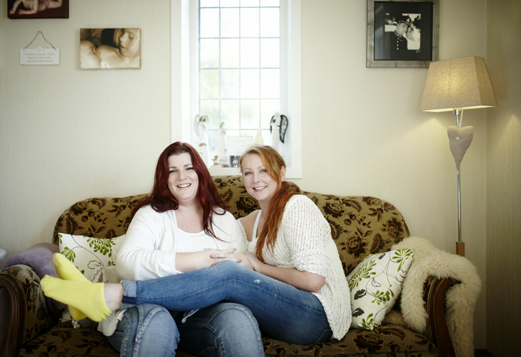 <strong>BEGGE HAR DRØMMEJOBBEN:</strong> Som søsken flest er Ann (T.H.) og Kristine også ulike. Mens Ann har drømmejobben som fotograf, jobber Kristine som menighetspedagog. Eller som Kristine bryter ut i latter over: – Men jeg har drømmejobben jeg også! Fra jeg ble konfirmert så drømte jeg om å jobbe i kirken!
Foto: Geir Dokken/All Over Press Norway <strong>BEGGE HAR DRØMMEJOBBEN:</strong> Som søsken flest er Ann (T.H.) og Kristine også ulike. Mens Ann har drømmejobben som fotograf, jobber Kristine som menighetspedagog. Eller som Kristine bryter ut i latter over: – Men jeg har drømmejobben jeg også! Fra jeg ble konfirmert så drømte jeg om å jobbe i kirken!
Foto: Geir Dokken/All Over Press Norway